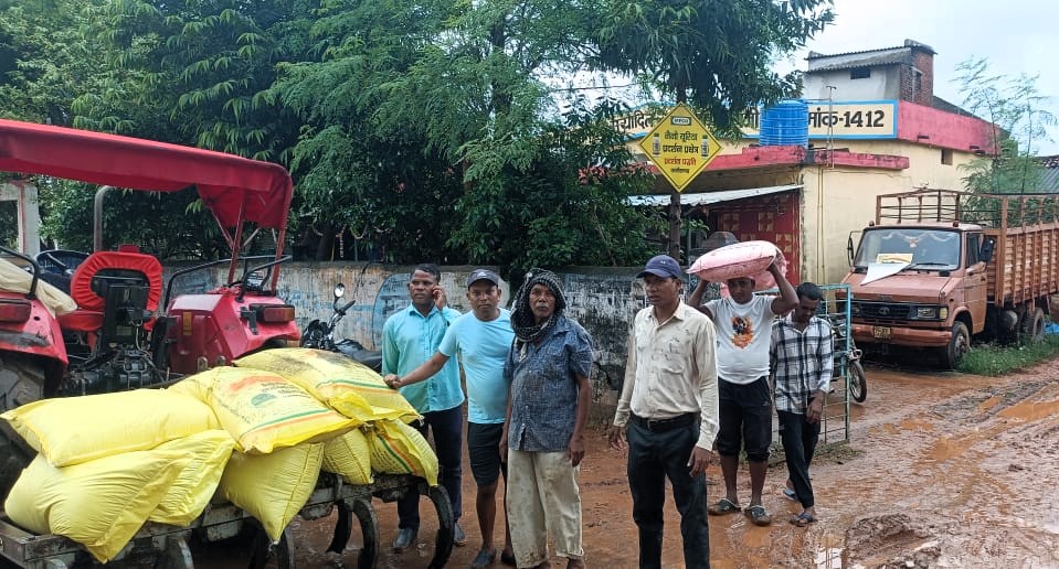सेवा सहकारी समिति कुसुमकसा में यूरिया तथा एस.एस.पी. उर्वरक का किसानों द्वारा किया जा रहा है लगातार उठाव…