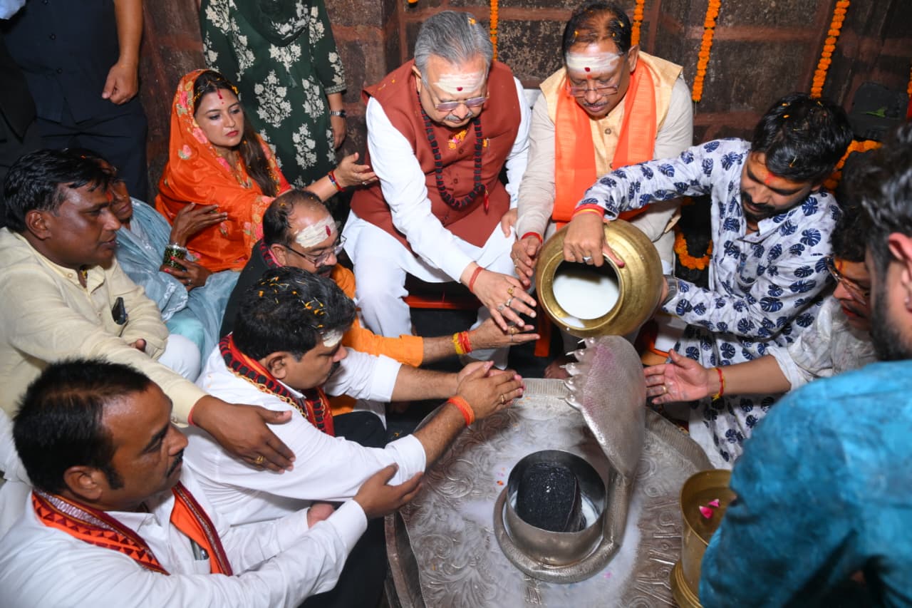 हर-हर महादेव से गूंज उठा भोरमदेव : मुख्यमंत्री विष्णुदेव साय ने हेलीकॉप्टर से पुष्पवर्षा कर हजारों कांवड़ियों का किया भव्य स्वागत….
