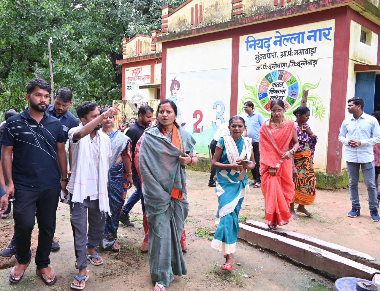 मंत्री श्रीमती राजवाड़े ने दंतेवाड़ा जिले में आंगनबाड़ी, सखी सेंटर, बाल सम्प्रेषण गृह और नारी निकेतन केन्द्रों का किया निरीक्षण…..