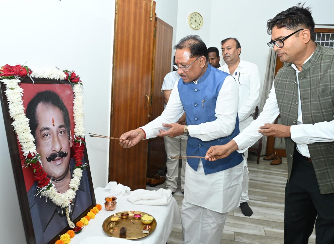मुख्यमंत्री विष्णुदेव साय ने स्व. दिलीप सिंह जूदेव की पुण्यतिथि पर दी श्रद्धांजलि….