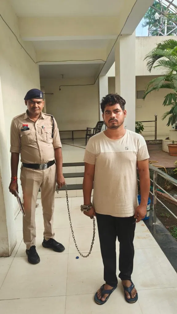 राजधानी में फर्जी आईबी अधिकारी बनकर लोगों को छलने वाला युवक गिरफ्तार, वाहन चेकिंग में खुली पोल…