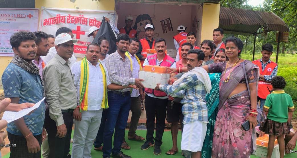 बाढ़ प्रभावित परिवारों को रेडक्रॉस सोसायटी द्वारा किचन सेट एवं हाईजीन किट का वितरण…