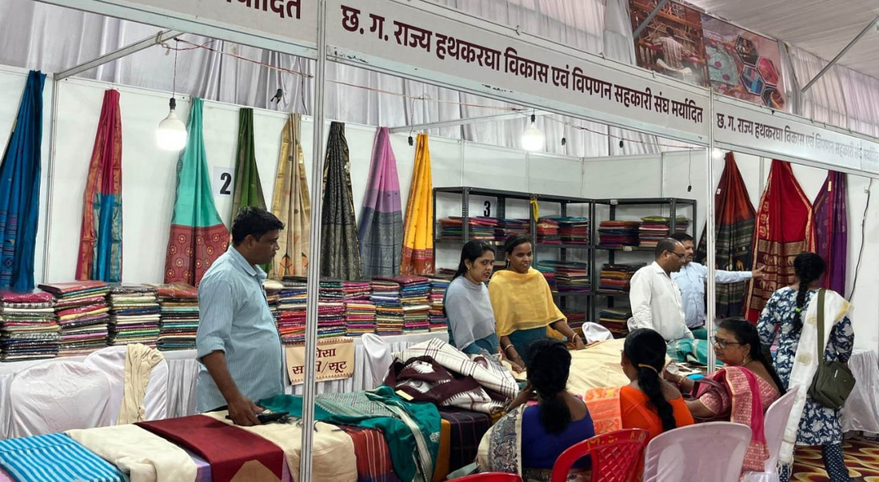 बीटीआई ग्राउण्ड शंकर नगर में लगी ग्रामोद्योग प्रदर्शनी को मिल रहा शानदार प्रतिसाद….