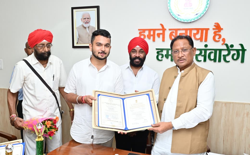 मुख्यमंत्री विष्णु देव साय से राष्ट्रपति सम्मान से सम्मानित देवाशीष और मनतृप्त कौर ने की सौजन्य मुलाकात…
