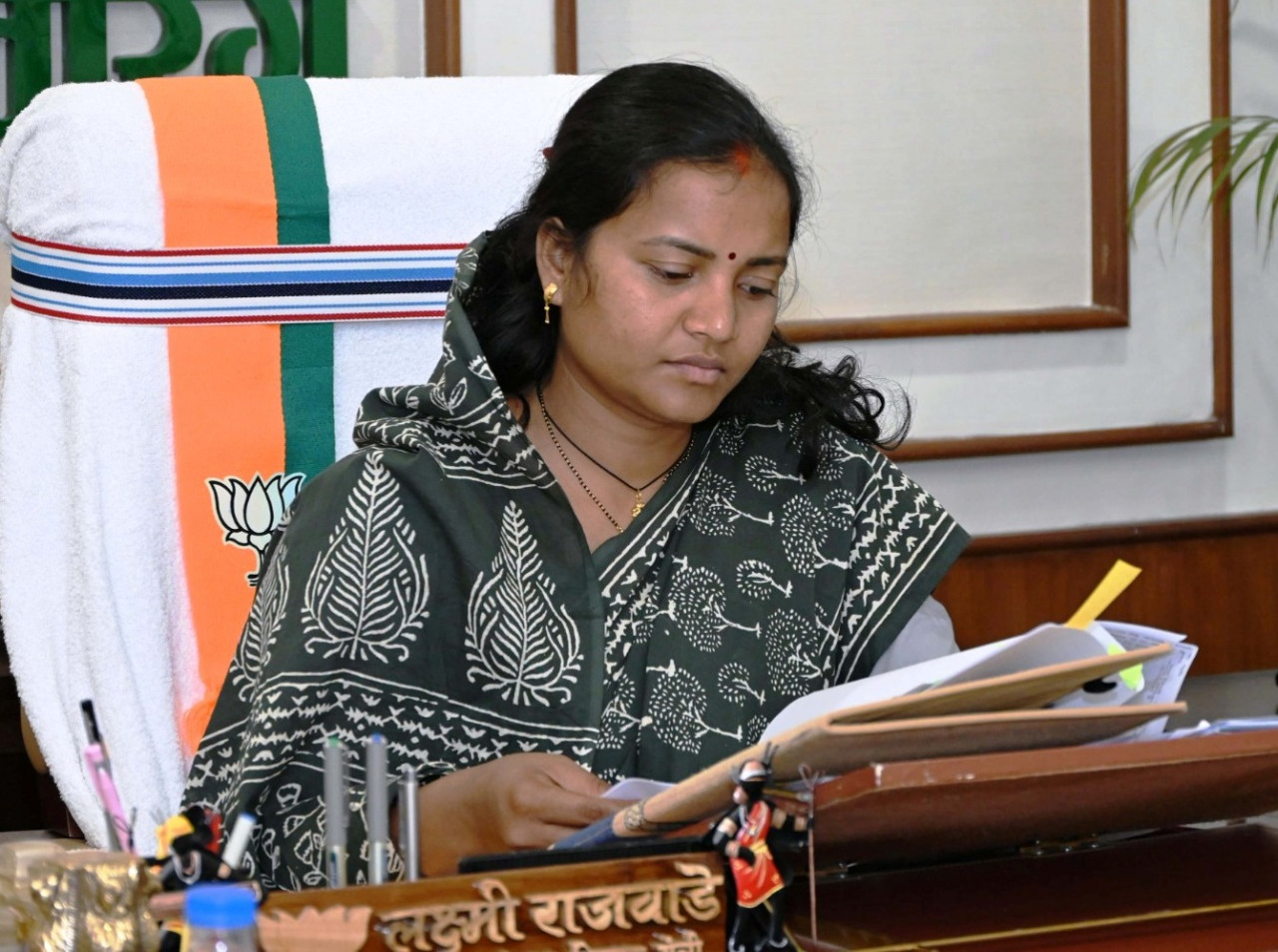 दुर्घटनाग्रस्त युवक की मदद कर छत्तीसगढ़ की मंत्री लक्ष्मी राजवाड़े ने दिखाई मानवीयता….