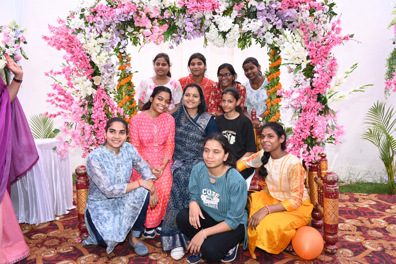 सावन के रंगों में रंगा मंत्री निवास, महिला पत्रकारों संग मंत्री लक्ष्मी राजवाड़े ने लिया उत्सव का आनंद….