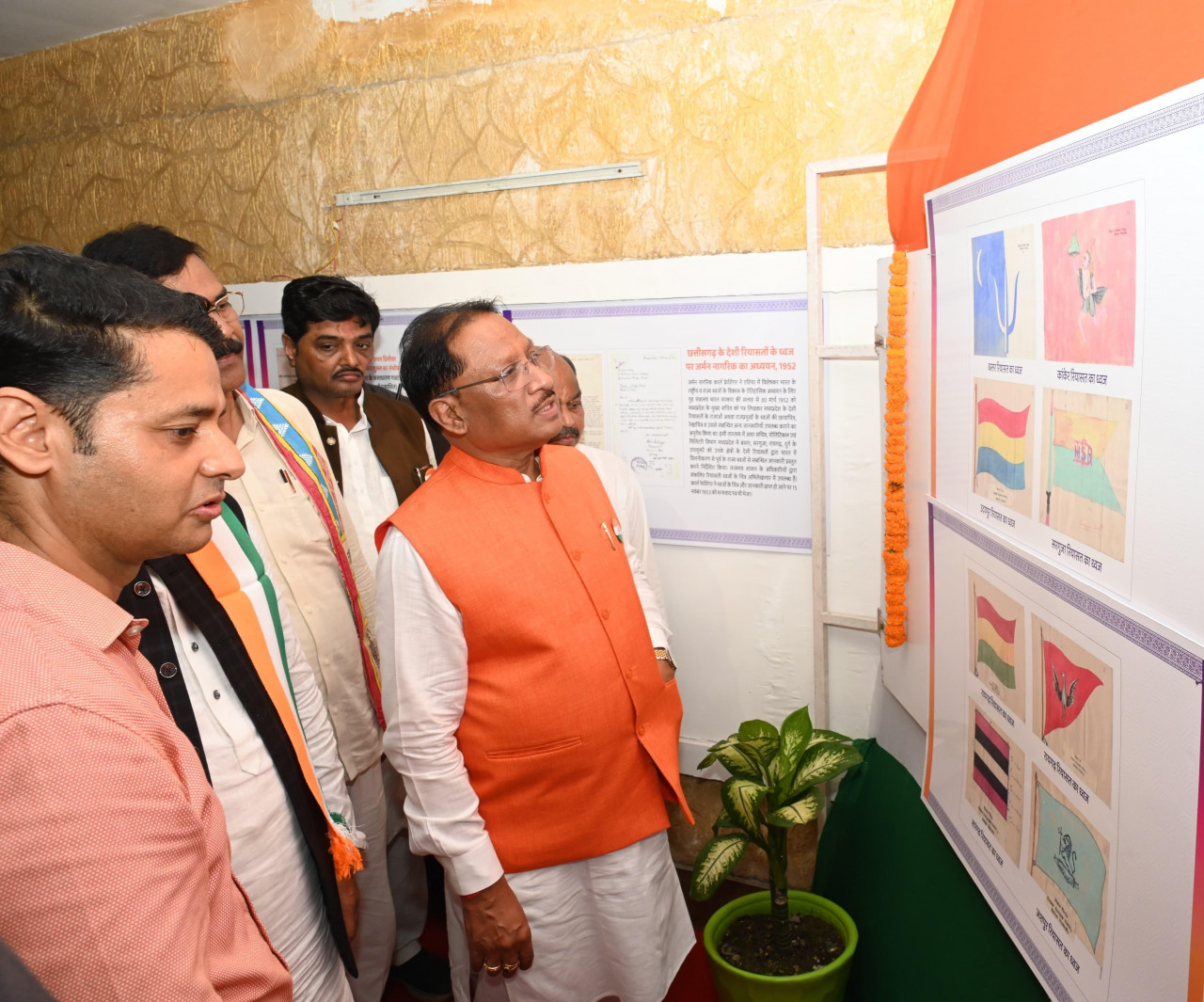 मुख्यमंत्री विष्णुदेव साय ने छत्तीसगढ़ रजत महोत्सव फोटो प्रदर्शनी का किया शुभारंभ….