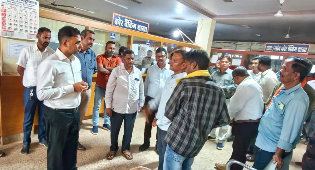 सहकारिता आयुक्त कुलदीप शर्मा ने जिला सहकारी केंद्रीय बैंक जगदलपुर का किया औचक निरीक्षण…
