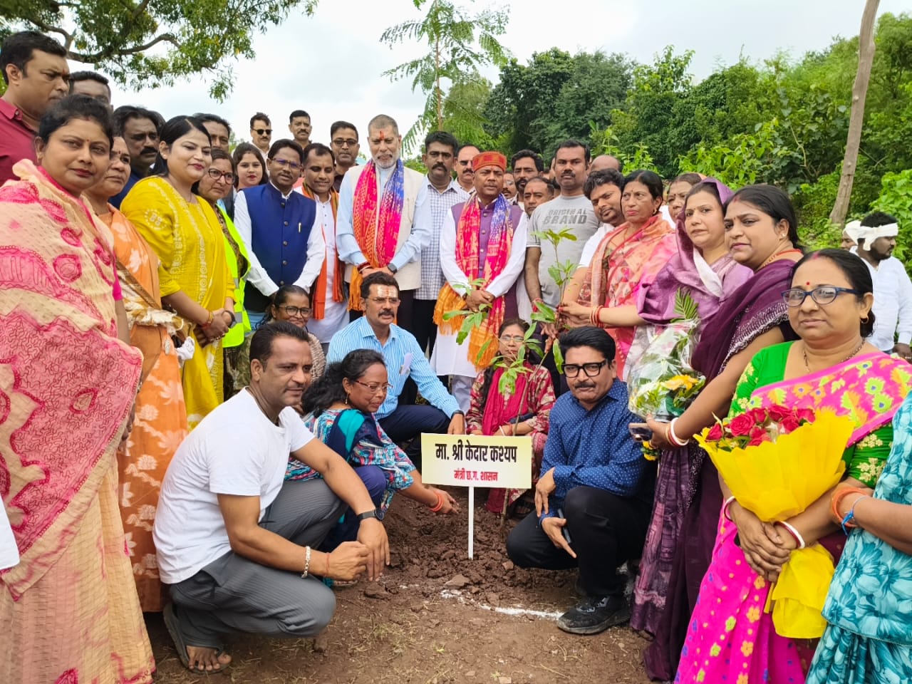 वन मंत्री कश्यप ने पौधा रोपित कर किया ‘वूमन फॉर ट्री’ अभियान का शुभारंभ….