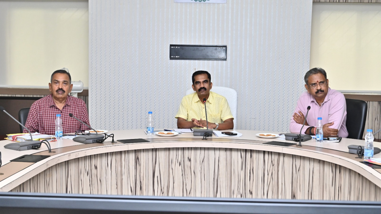छत्तीसगढ़ में अधिक से अधिक ई-चार्जिंग स्टेशन स्थापित करने हेतु इलेक्ट्रिक वाहन निर्माता कंपनियों के साथ हुई बैठक: इलेक्ट्रिक वाहनों की खरीदी को किया जा रहा प्रोत्साहित….