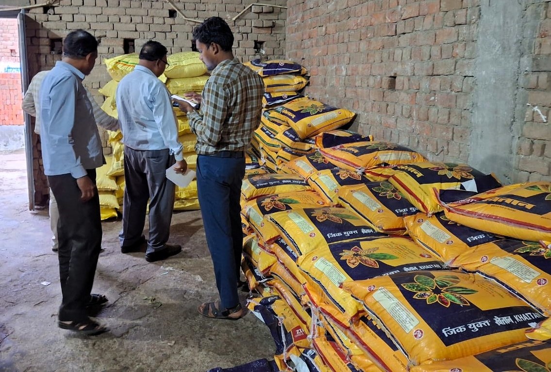 उर्वरक वितरण में गड़बड़ीः बालोद और गुरूर के दो कृषि केन्द्रों पर विक्रय प्रतिबंध, कारण बताओ नोटिस जारी…. उर्वरक वितरण में गड़बड़ीः बालोद और गुरूर के दो कृषि केन्द्रों पर विक्रय प्रतिबंध, कारण बताओ नोटिस जारी….