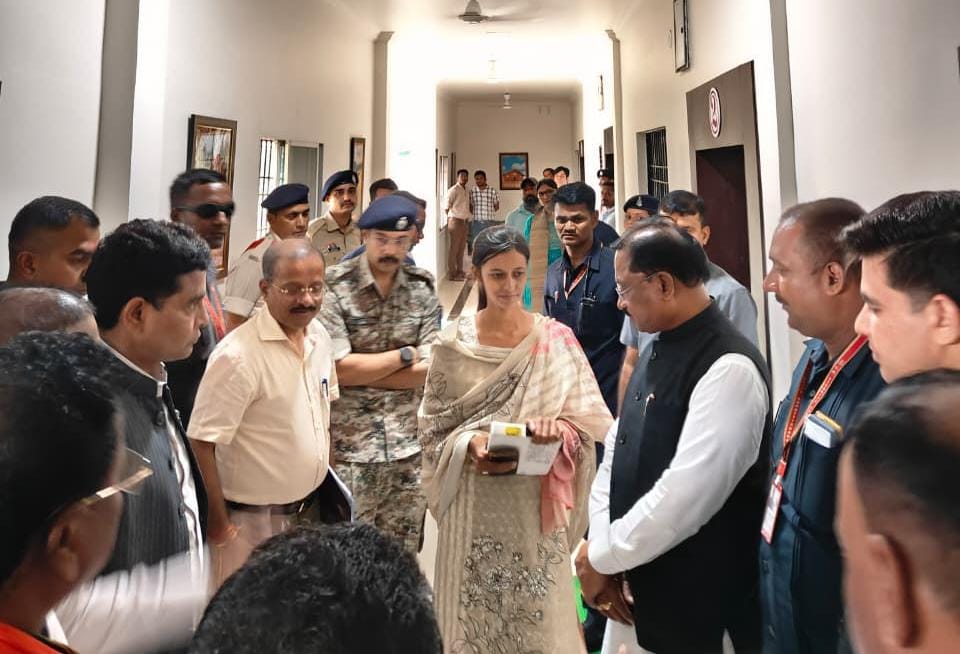 बाढ़ में बही पुस्तकें, टेबलेट भी हुआ खराब, पर नहीं रुकेगी पूनम की प्रतियोगी परीक्षा की तैयारी….