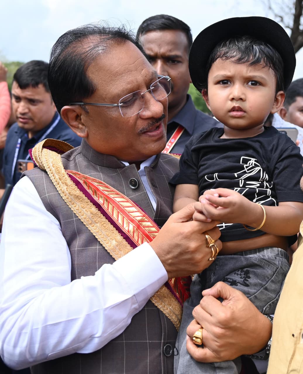 सरल और सहज मुख्यमंत्री विष्णु देव साय का दिखा अपनत्व, नन्हे इवान को गोद में लेकर किया दुलार….