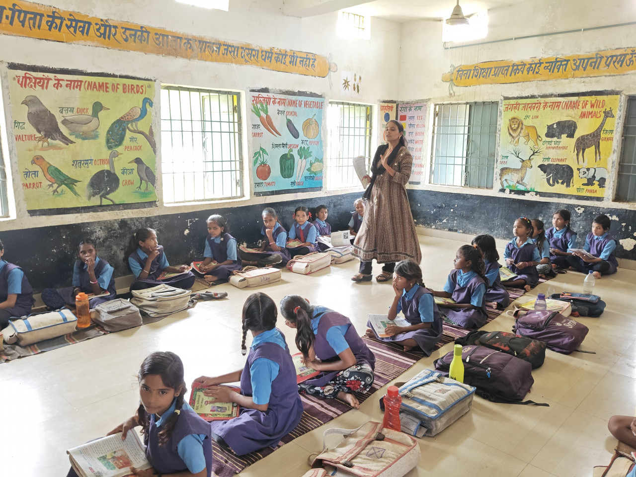 युक्तियुक्तकरण से अब प्राथमिक शाला करमनडीह में चार शिक्षक,शिक्षा व्यवस्था हुई दुरुस्त,बच्चे व पालक खुश…