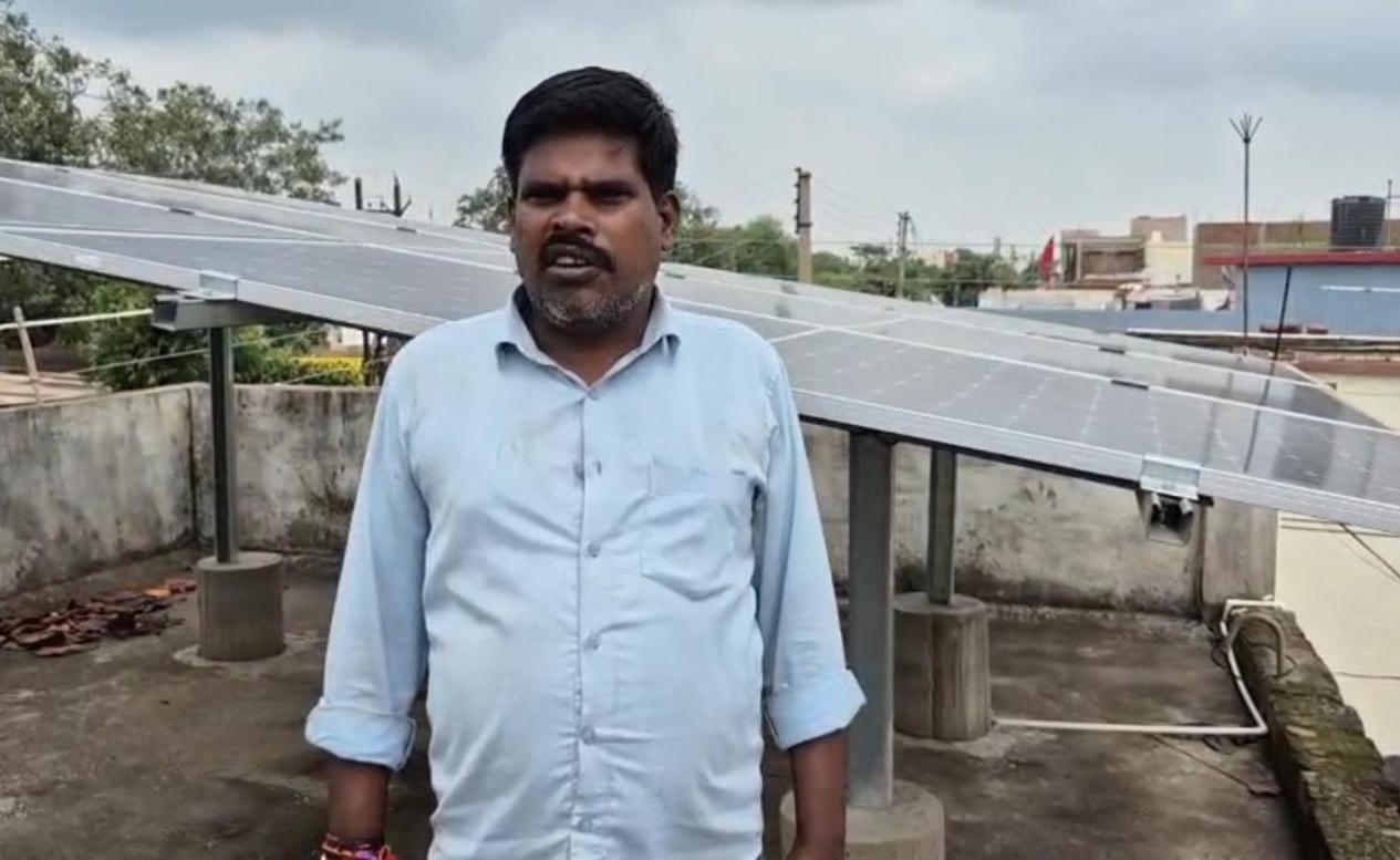 पीएम सूर्यघर मुफ्त बिजली योजना से जगमगाया दुलेश साहू का घर…
