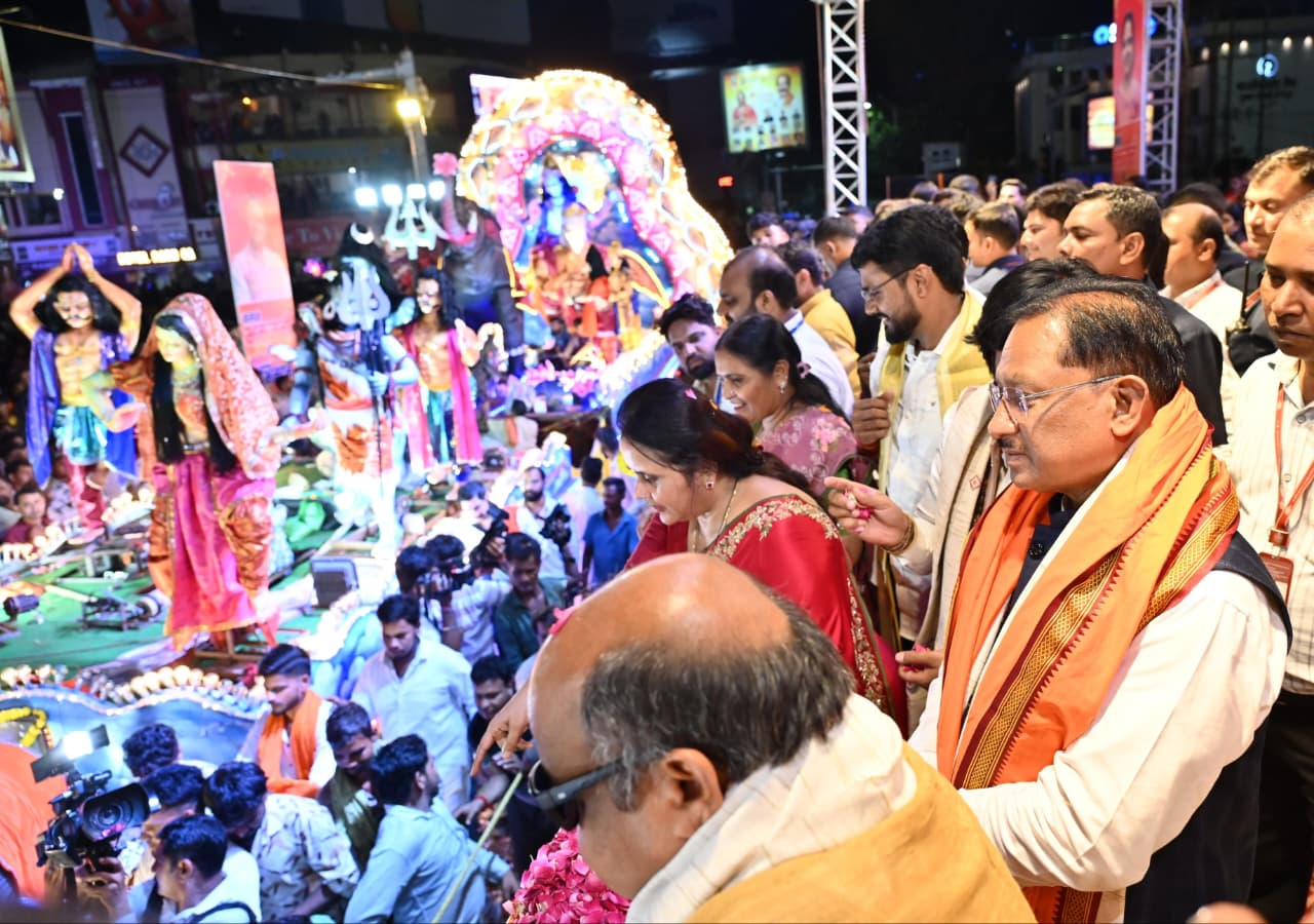 विविध पौराणिक प्रसंगों एवं आधुनिक घटनाओं पर आधारित सुसज्जित झांकियां बनी आकर्षण का केंद्र: झांकियों को देखने रायपुर में उमड़ा जनसैलाब….