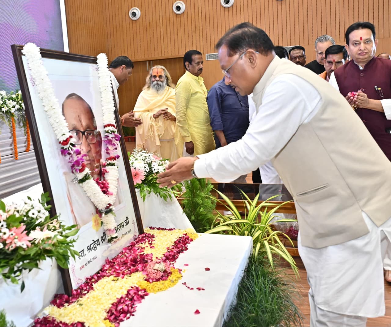 मुख्यमंत्री विष्णुदेव साय ने श्रद्धेय शांताराम सर्राफ को अर्पित की श्रद्धांजलि…..