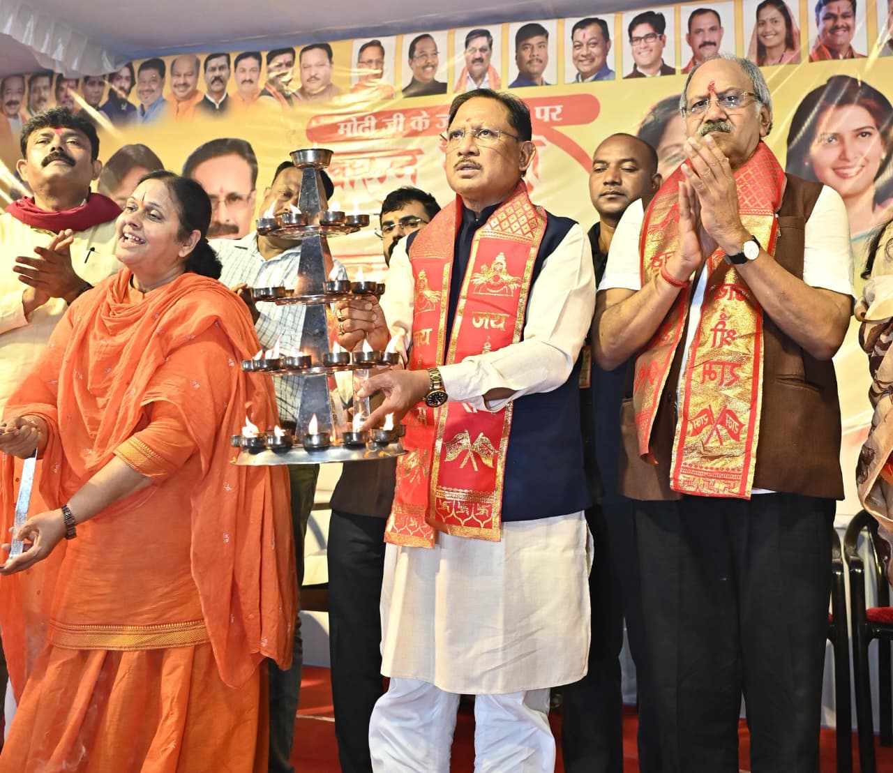 मुख्यमंत्री विष्णु देव साय खारुन मईया समरसता भव्य महाआरती में हुए शामिल : महाआरती में मंत्रोच्चार से गूंजा खारुन नदी का महादेव घाट…