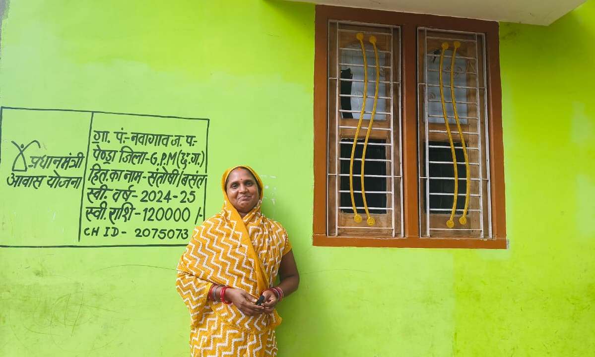 छत्तीसगढ़ सरकार की योजनाओं से महिलाओं के जीवन में आ रहा है बदलाव: नवागांव की संतोषी ने कहा- सरकार बनी परिवार की नई उम्मीद….