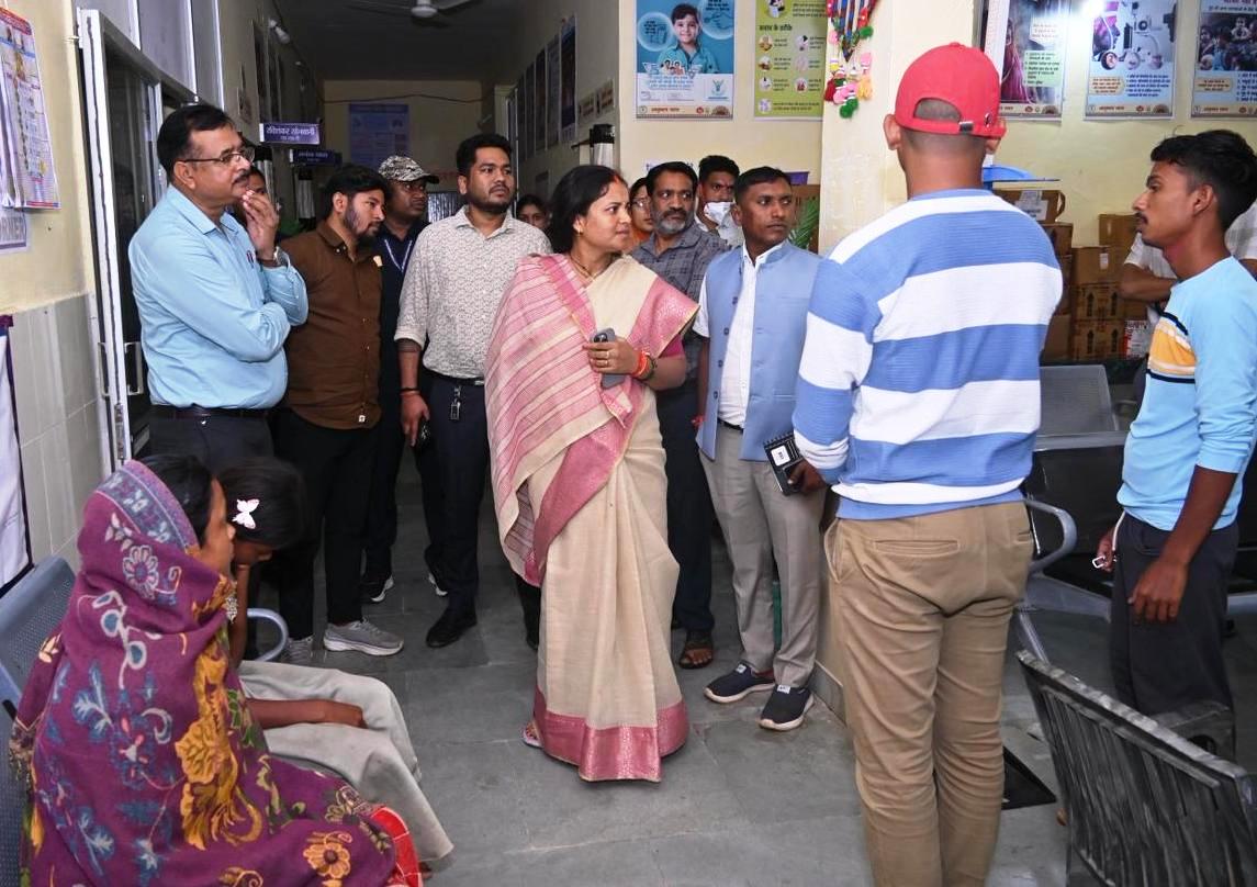 मंत्री श्रीमती लक्ष्मी राजवाड़े ने सूरजपुर जिले के ग्राम भांड़ी में उल्टी-दस्त से पीड़ित ग्रामीणों से की मुलाकात….