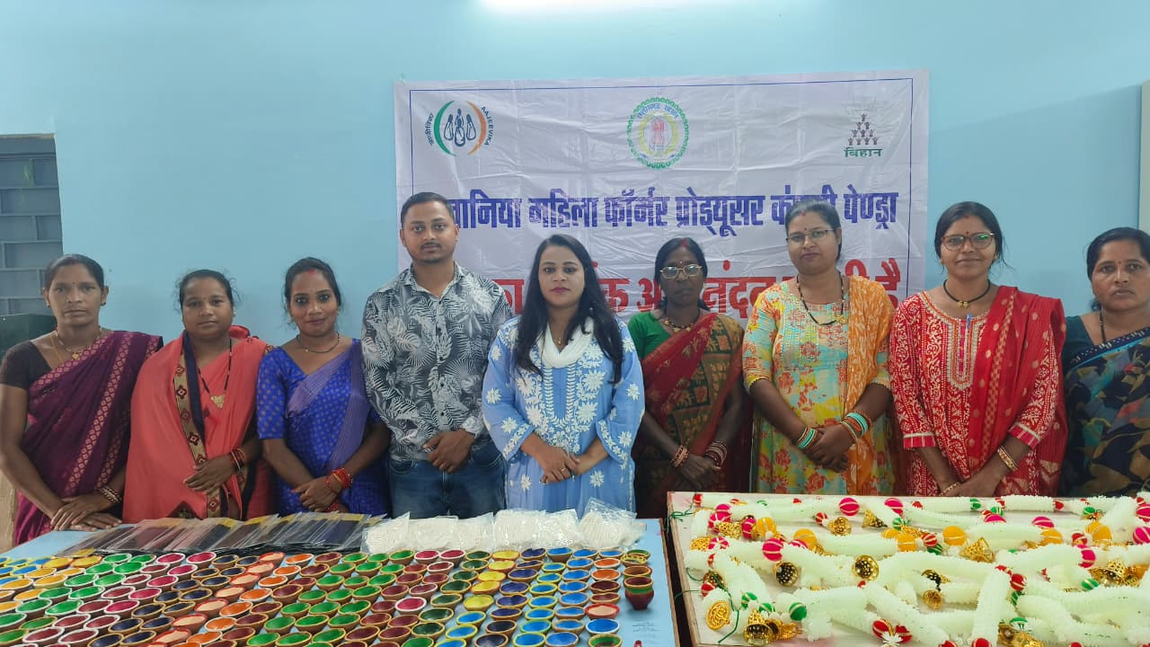 दीये और पूजा सामग्री की बिक्री से समूह की महिलाएं हो रही समृद्ध: 1.11 लाख रूपये की कर चुकी हैं दीये और पूजा सामग्री की बिक्री….