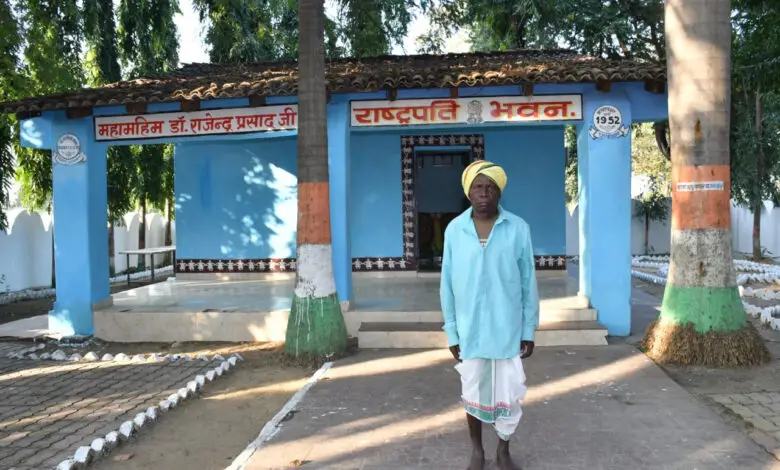 राष्ट्रपति डॉ. राजेंद्र प्रसाद द्वारा 1952 में जिस 6 साल के बालक गोलू का नामकरण किया गया था, आज 80 साल के हो चुके पंडो बसंत को है राष्ट्रपति द्रौपदी मुर्मु से मिलने का इंतजार। राष्ट्रपति डॉ. राजेंद्र प्रसाद द्वारा 1952 में जिस 6 साल के बालक गोलू का नामकरण किया गया था, आज 80 साल के हो चुके पंडो बसंत को है राष्ट्रपति द्रौपदी मुर्मु से मिलने का इंतजार।