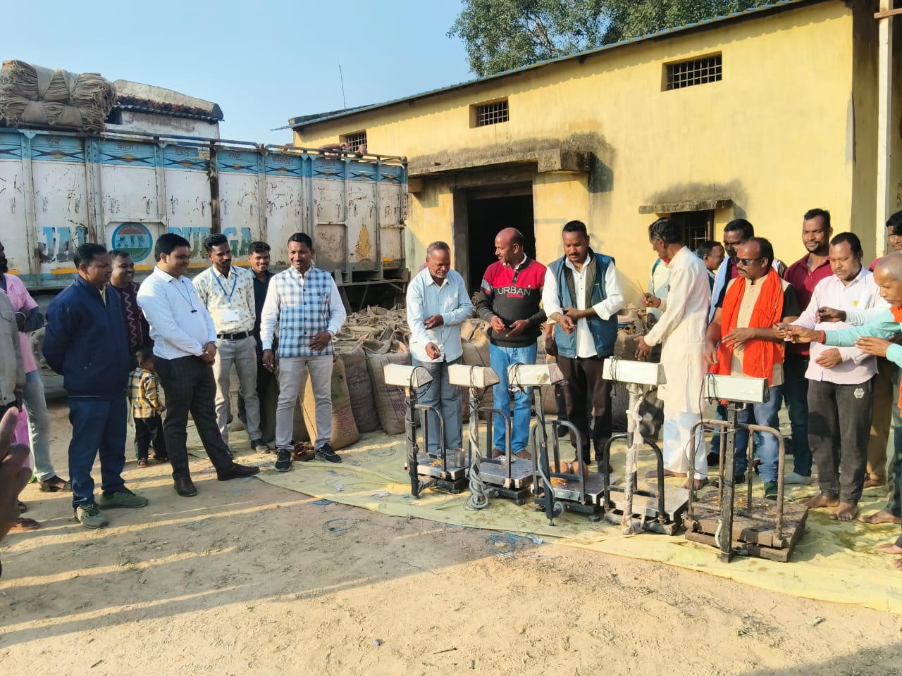 चांदो और कुन्नी धान खरीदी केंद्र में पूजा अर्चना के साथ किसानों से की गई धान खरीदी। चांदो और कुन्नी धान खरीदी केंद्र में पूजा अर्चना के साथ किसानों से की गई धान खरीदी।