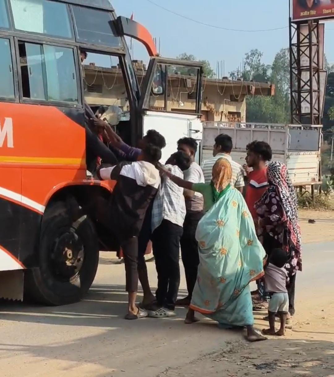 बस चालक के साथ असामाजिक तत्वों ने किया मारपीट,वीडियो हो रहा वायरल।