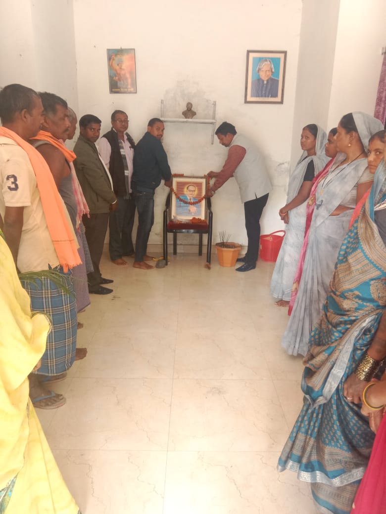 साल्ही में संविधान दिवस पर किया गया डॉ. भीमराव अंबेडकर को नमन, संवैधानिक मूल्यों के प्रति जागरूकता का आह्वान।