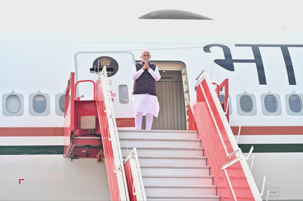 PM Modi CG Visit : पीएम मोदी पहुंचे रायपुर,14,260 करोड़ रुपए के विकास परियोजनाओं का करेंगे उद्घाटन और शिलान्यास,देखे PHOTO…