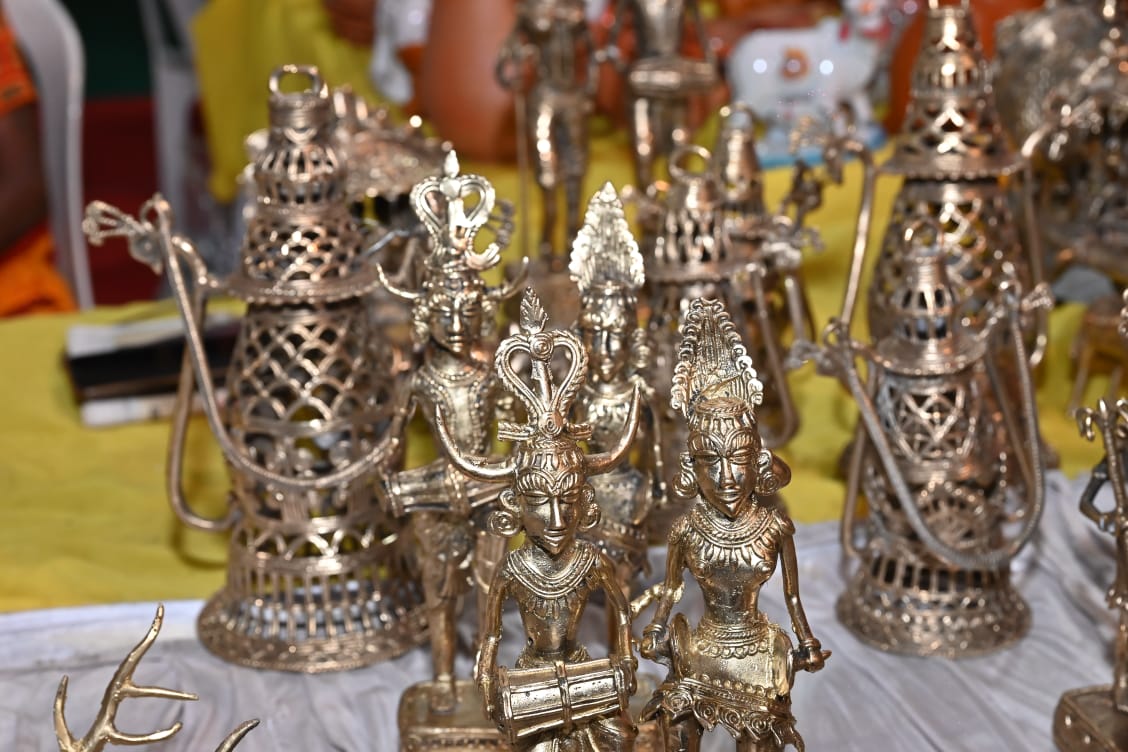 शिल्पग्राम में झलकी छत्तीसगढ़ की परंपरा और रचनात्मकता: आगंतुकों को खूब लुभा रही कोसा और रेशमी साड़ियाँ, खादी परिधान….