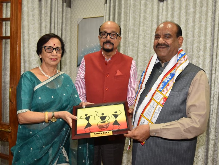 राज्यपाल रमेन डेका ने लोकसभा अध्यक्ष बिड़ला को स्मृति चिन्ह भेंट किया…. राज्यपाल रमेन डेका ने लोकसभा अध्यक्ष बिड़ला को स्मृति चिन्ह भेंट किया….
