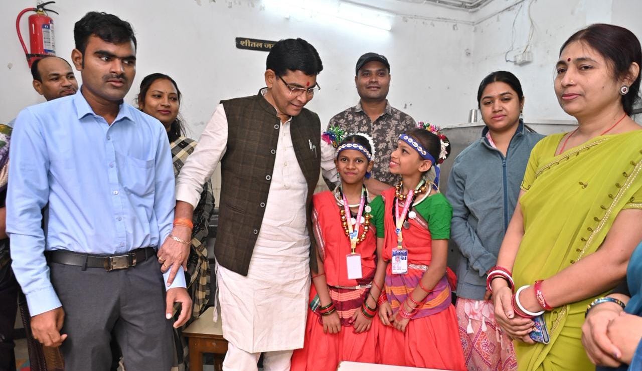 बाल दिवस पर मंत्री वर्मा बने बच्चों के प्रेरणास्रोत – दृष्टि एवं श्रवण बाधितार्थ विद्यालय में जगाई आत्मविश्वास की लौ… बाल दिवस पर मंत्री वर्मा बने बच्चों के प्रेरणास्रोत – दृष्टि एवं श्रवण बाधितार्थ विद्यालय में जगाई आत्मविश्वास की लौ…