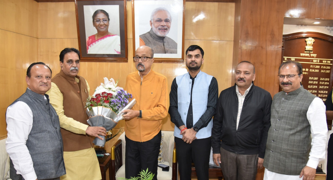 राज्यपाल रमेन डेका से विधायक मूणत ने सौजन्य भेंट की….