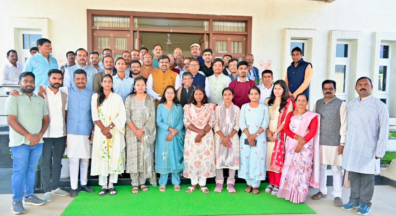 शिशु मंदिर के मेधावी युवाओं ने भरी प्रशासनिक सेवा की उड़ान, शिक्षा मंत्री गजेंद्र यादव ने दिया आशीर्वाद शिशु मंदिर के मेधावी युवाओं ने भरी प्रशासनिक सेवा की उड़ान, शिक्षा मंत्री गजेंद्र यादव ने दिया आशीर्वाद