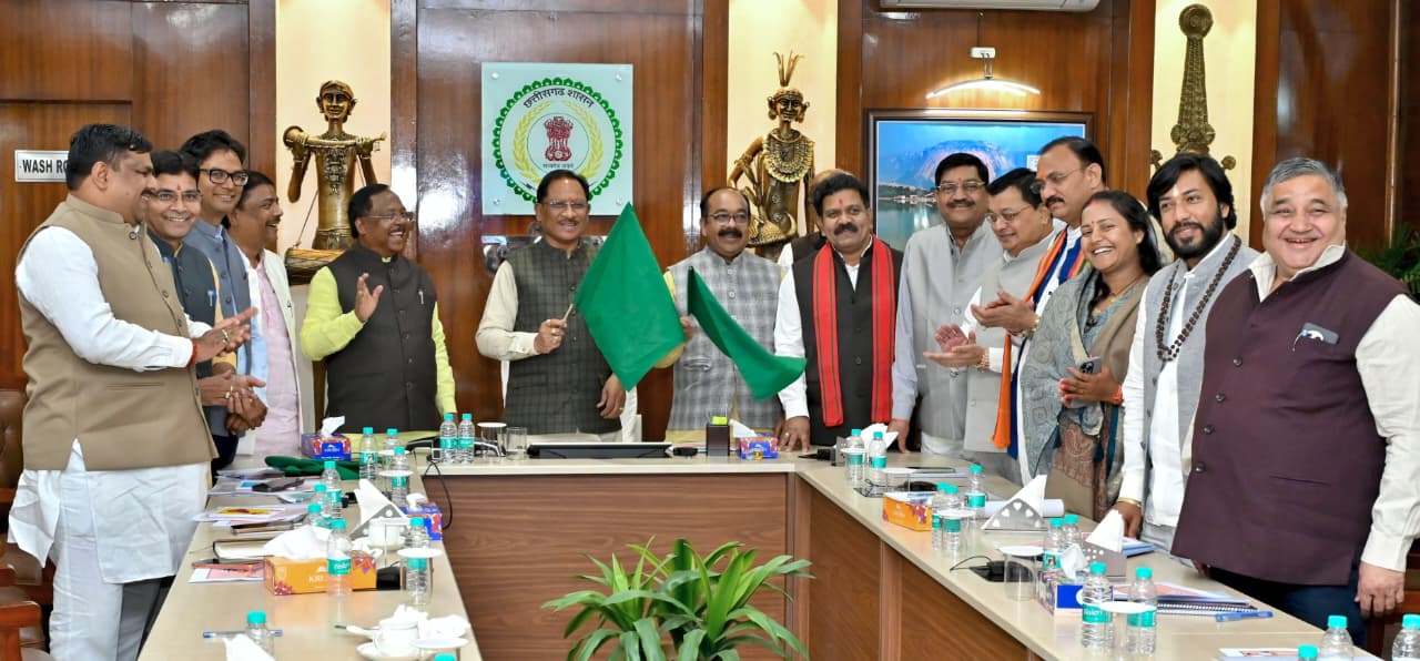 मुख्यमंत्री ग्रामीण बस योजना का दूसरा चरण शुरू, 180 नए गांव जुड़े बस सुविधा से, ग्रामीण परिवहन को नई रफ्तार: मुख्यमंत्री साय ने किया योजना के द्वितीय चरण का शुभारंभ…