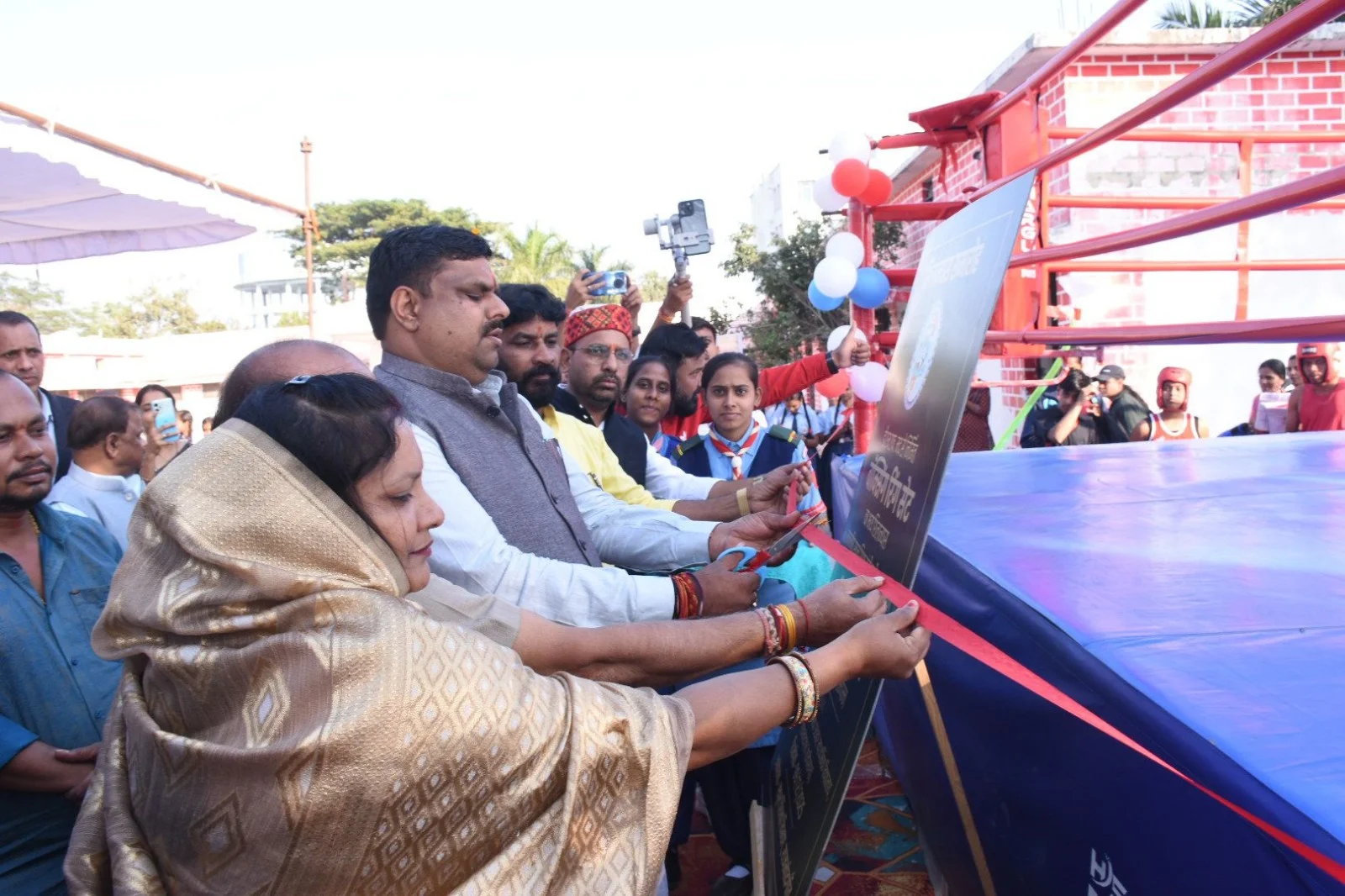 स्कूल शिक्षा मंत्री गजेन्द्र यादव ने राजनांदगांव में नवनिर्मित बॉक्सिंग रिंग सेट एवं आर्चरी रेंज का किया शुभारंभ… स्कूल शिक्षा मंत्री गजेन्द्र यादव ने राजनांदगांव में नवनिर्मित बॉक्सिंग रिंग सेट एवं आर्चरी रेंज का किया शुभारंभ…