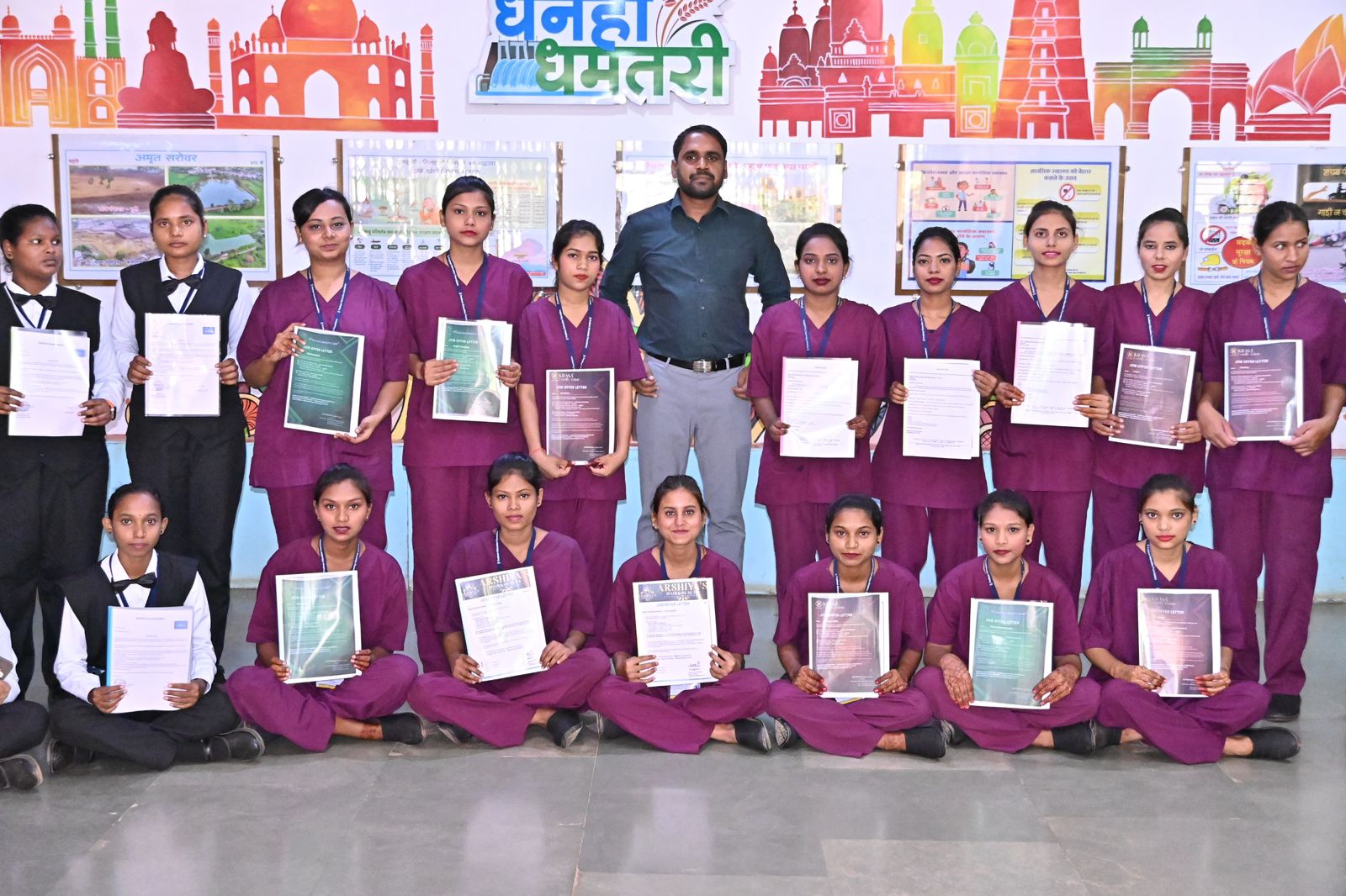 कौशल विकास प्रशिक्षण से युवाओं को मिला रोजगार, कलेक्टर ने प्रदान किए जॉब ऑफर लेटर एवं प्रमाण पत्र...!
