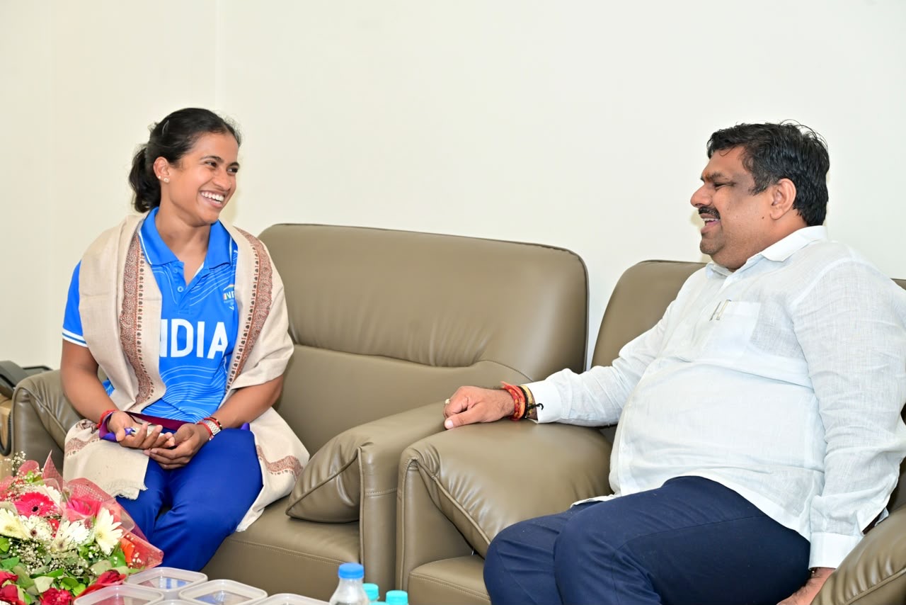 रजत पदक विजेता ज्ञानेश्वरी यादव से शिक्षा मंत्री गजेंद्र यादव ने की आत्मीय मुलाकात,मंत्री यादव ने कहा समाज के लिए गर्व की बात...